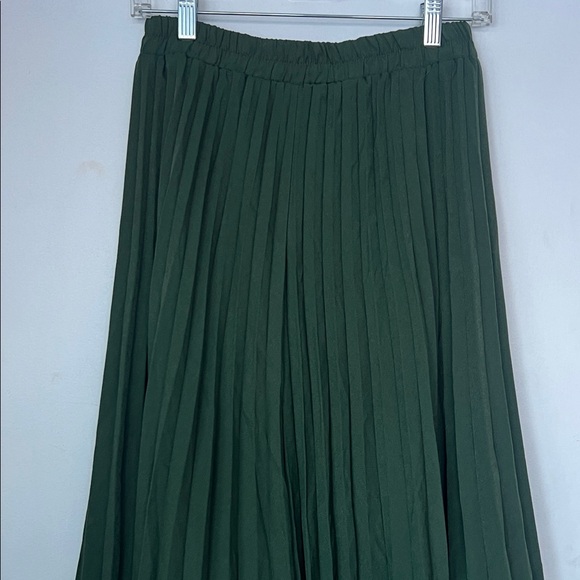 Elegant Green Pleated Skirt - Picture 3 of 4